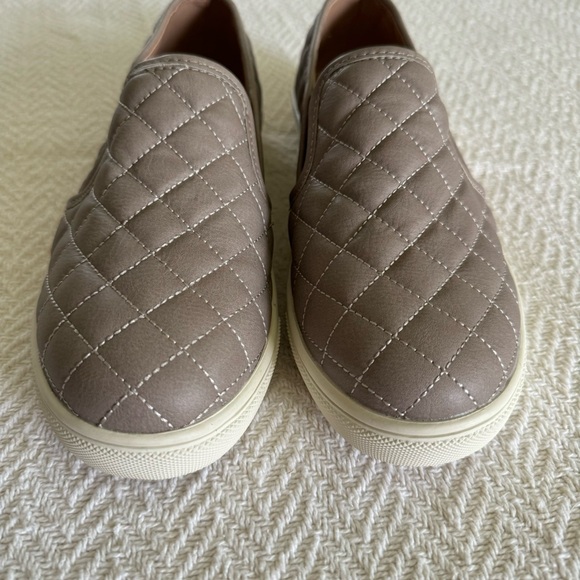 Steve Madden Ecentrcq Quilted Slip-on Sneaker - Picture 6 of 7